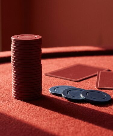 Kartu remi dan chip taruhan baccarat di atas meja permainan kasino